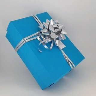 Opakowanie prezentowe, pudełko rozmiar M ze srebrną rozetą