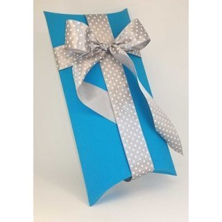 Opakowanie prezentowe, pudełko "poduszka", wstążka srebrna w kropki