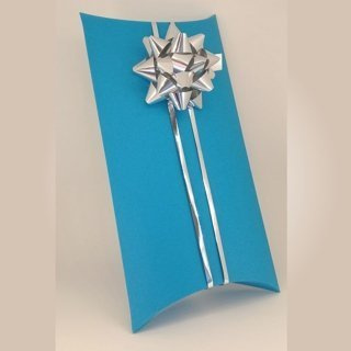 Opakowanie prezentowe, pudełko "poduszka" ze srebrną rozetą