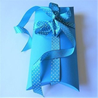 Opakowanie prezentowe, pudełko "poduszka", wstążka niebieska w kropki